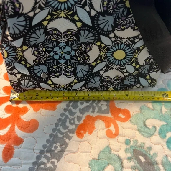 Vera Bradley duffel - Picture 2 of 7